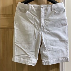 Gloria Vanderbilt  size 16 white Bermuda shorts
